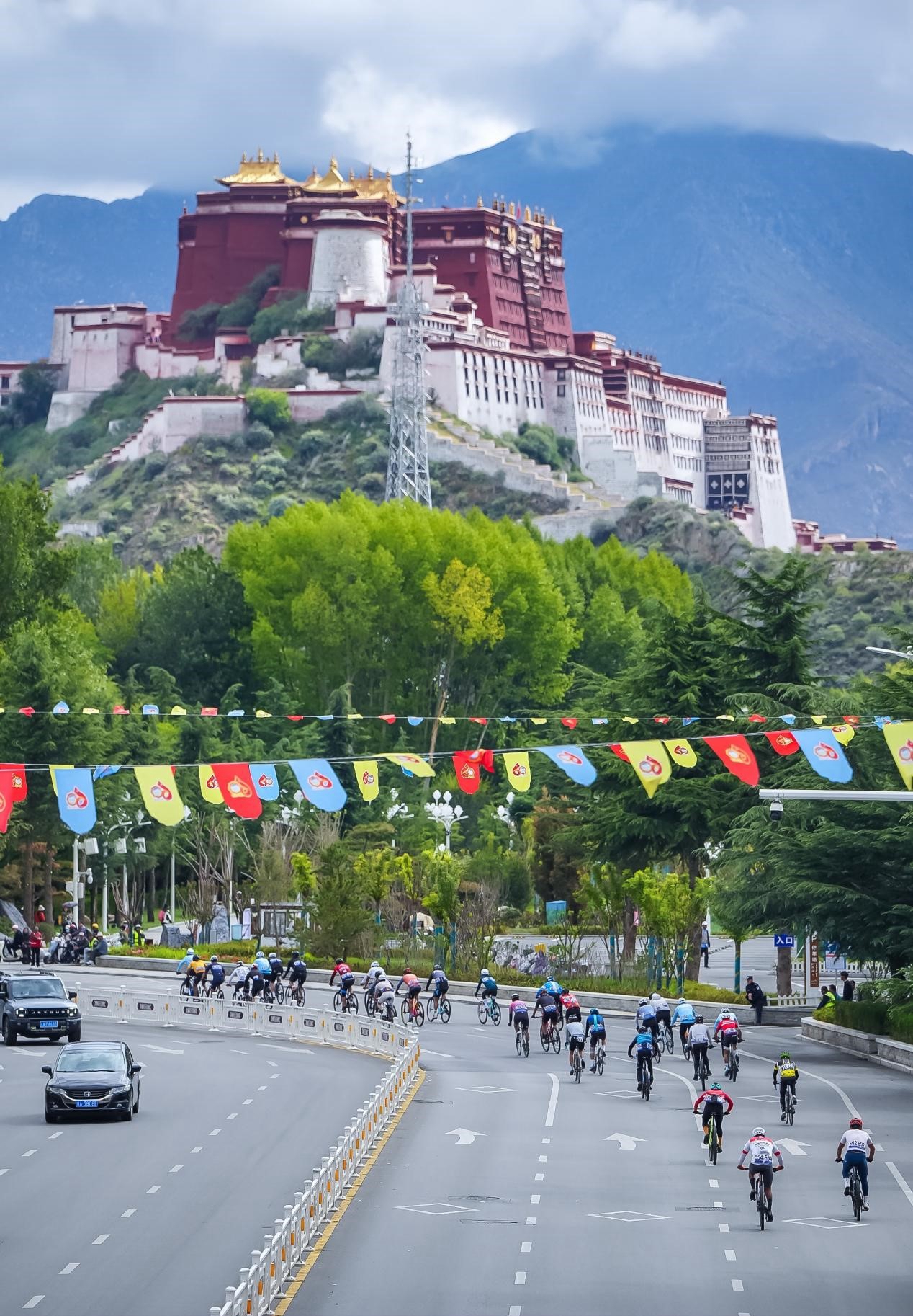 2025环拉萨自行车大赛开赛 高原赛道上演速度与耐