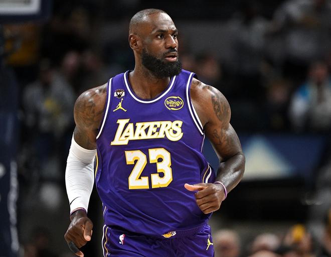 湖人队力克勇士队 老詹砍26+11助创纪录