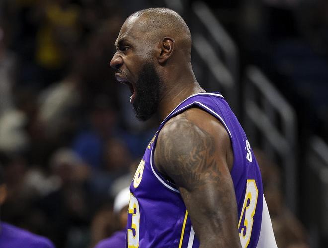 湖人队力克勇士队 老詹砍26+11助创纪录