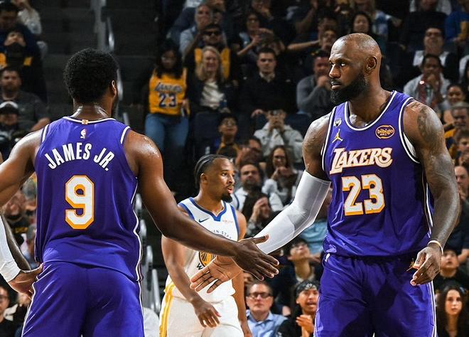 湖人队力克勇士队 老詹砍26+11助创纪录