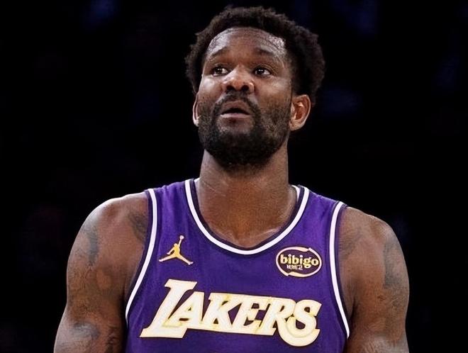 湖人队力克勇士队 老詹砍26+11助创纪录