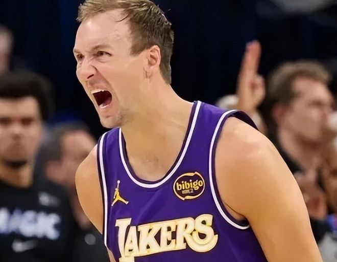 湖人队力克勇士队 老詹砍26+11助创纪录